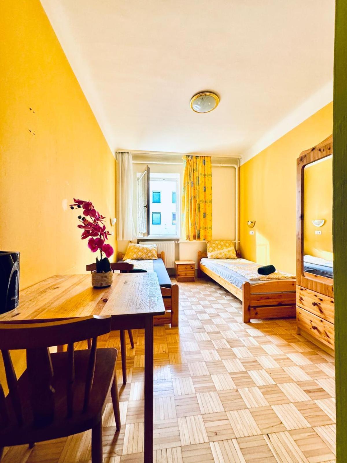 Affordable Central Rooms, 10-Min To Lugner City Vienna Exterior photo
